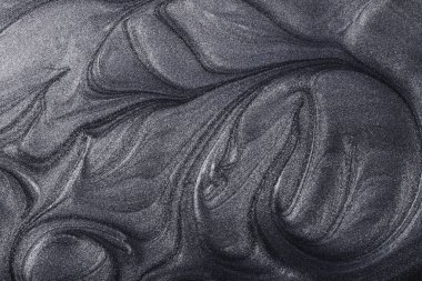 Gümüş metalik soyut arka plan. Makyaj konsepti. Sıvı lakların güzel lekeleri. Sıvı sanat, dökme teknikleri..