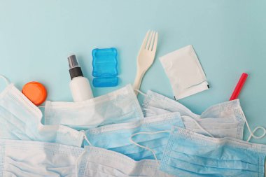 Tıbbi maske ve plastik ürünlerin bileşimi. Çevresel ve çevresel meseleler kavramı. Covid-19 atık.