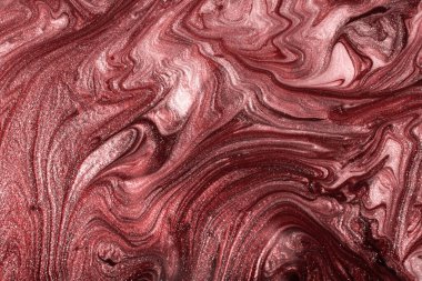 Koyu pembe parlak, soyut bir arka plan. Makyaj konsepti. Sıvı lakların güzel lekeleri. Sıvı sanat, dökme teknikleri..