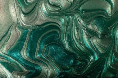 Güzel, sessiz turkuaz lekeler sıvı oje, sıvı sanat teknikleri. Parıldayan mermer arka plan. Sıvı çizgili boya dokusu. Tırnak macunu akışı modern arka fon..