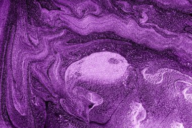 Sıvı ojenin tek renkli mor lekeleri, sıvı sanat teknikleri. Parıldayan mermer arka plan. Sıvı çizgili boya dokusu. Tırnak macunu akışı modern arka fon..