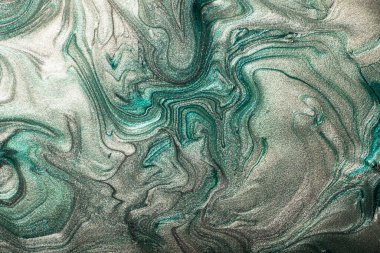 Güzel, sessiz turkuaz lekeler sıvı oje, sıvı sanat teknikleri. Parıldayan mermer arka plan. Sıvı çizgili boya dokusu. Tırnak macunu akışı modern arka fon..