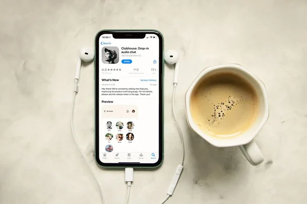 Iphone Avec Application Clubhouse Sur Écran Téléphone Écouteurs Côté Nouveau — Photo