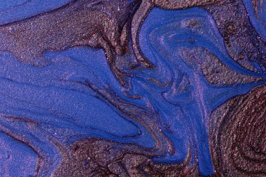 Sıvı ojelerin güzel desenli mor lekeleri, sıvı sanat teknikleri. Parıltılı mermer arka plan. Sıvı çizgili boya dokusu. Minimalizm kavramı. Boşluğu kopyala.