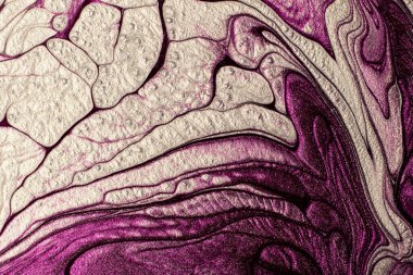 Güzel, ışıltılı menekşe ve gümüş sıvı tırnak cilası lekeleri kabarcıklı dokular, uçuk boya dokusu, çivi akışı modern fon. Minimalizm kavramı. Boşluğu kopyala.