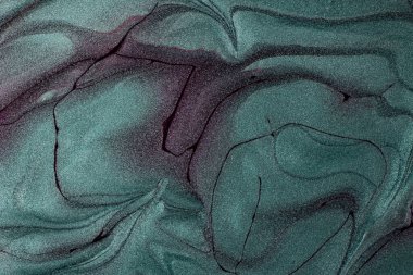 Güzel pırıltılı turkuaz ve sıvı tırnak cilasının mor lekeleri. Tökezleyen boya dokusu. Sıvı sanat tekniklerinde tırnak kaplaması akış arkaplanı. Minimalizm kavramı..