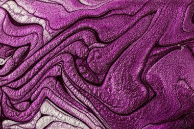 Mor ve gümüş mermer arka plan. Karışık tırnak cilası, makyaj konsepti. Sıvı dokunun güzel lekeleri. Sıvı sanat, dökme teknikleri..