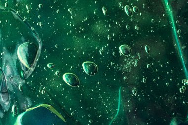 Jel yapısının baloncuklu makro fotoğrafçılığı. Üst görünüm, metin için kopyalama alanı. Sıvı kozmetik ya da antibakteriyel yüzey. Güzel derin turkuaz rengi..