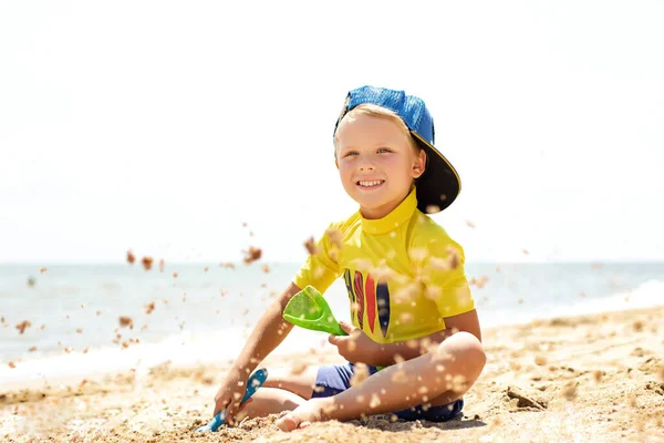 Pretty Tersenyum Anak Laki Laki Duduk Pantai Dan Bermain Dengan — Stok Foto