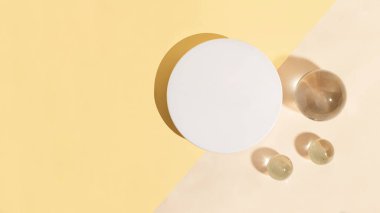 Çift pastel arka plandaki boş beyaz kozmetik kutusunun üst görüntüsü. Yakınındaki camlar, temizlik ve berraklık kavramı. Kopya alanı ile kozmetik modeli, büyük afiş..