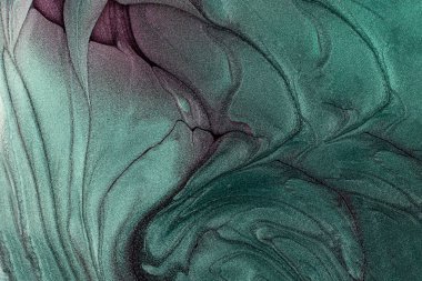 Güzel pırıltılı turkuaz ve sıvı tırnak cilasının mor lekeleri. Tökezleyen boya dokusu. Sıvı sanat tekniklerinde tırnak kaplaması akış arkaplanı. Minimalizm kavramı..