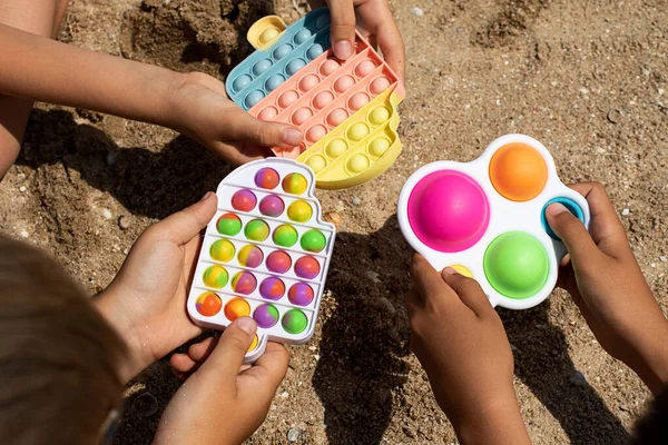 Gruppe Von Kindern Spielen Mit Trendigen Sommerspielzeug Aus Kunststoff Und — Stockfoto