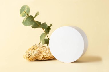 Doğal malzemeler ve yuvarlak kozmetik kutusunun bileşimi. Metin veya tasarım için alanı kopyala. Reklam afişi olarak kullanılabilir.Pastel renkleri.