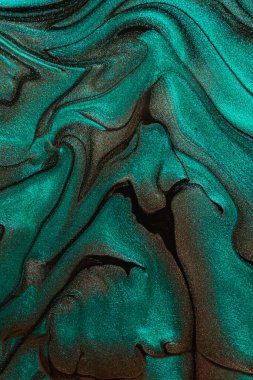 Sıvı tırnak cilasının güzel pırıltılı turkuaz lekeleri. Tripli boya dokusu. Sıvı sanat tekniklerinde tırnak kaplaması akış arkaplanı..