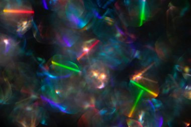 Parlayan ışıltılarla odaklanmış soyut gökkuşağı arkaplanı. Katman kadar iyi..