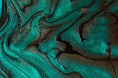 Sıvı tırnak cilasının güzel pırıltılı turkuaz lekeleri. Tripli boya dokusu. Sıvı sanat tekniklerinde tırnak kaplaması akış arkaplanı..