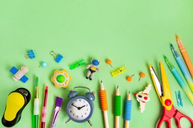 Yeşil arka planda başka bir okul tedarikçisi. Okul konseptine geri dönelim..