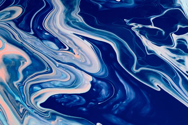 Ojenin güzel sıvı dokusu. Monokrom mavi renk. Fotokopi ile arka plan. Akışkan sanat, dökme teknikleri..