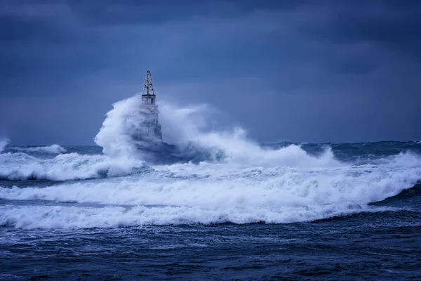 在一个多愁善感的暴风雨的日子里，在保加利亚黑海的阿赫托波尔港，大浪冲击着古老的灯塔。危险，戏剧性的场面. — 图库照片