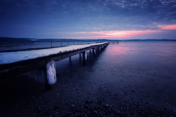 Seascape during sunset. Beautiful natural seascape, blue hour. Sea sunset at a lake coast near Varna, Bulgaria. Magnificent sunset with clouds in the middle of February. — Stock Photo, Image