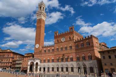 SIENA, İtalya 25 Mayıs 2017 Campo Meydanı Piazza del Campo, Palazzo Pubblico ve Mangia Kulesi Torre del Mangia. Siena 'nın tarihi merkezi UNESCO tarafından Dünya Mirası Alanı ilan edildi..