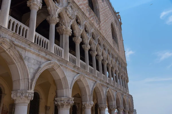 Gün boyunca Venedik 'teki Doges Palace Palazzo Ducale cephesinin bir parçası Gotik mimarinin detaylarını gösteriyor.