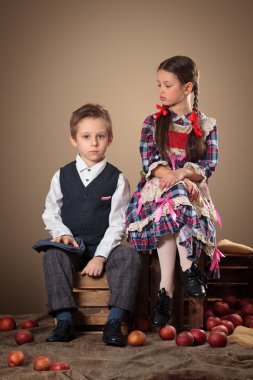 İki çocuk ve elma.