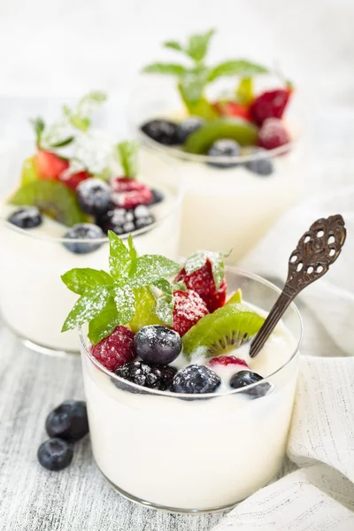 Yogurt with berries. — Stock Photo, Image