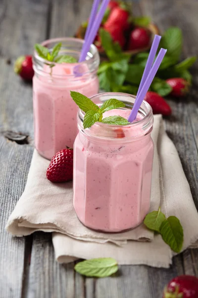 Fresh strawberry milkshake. — Stock Photo, Image