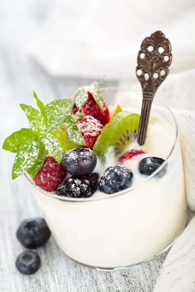 Yogurt con bacche. — Foto Stock