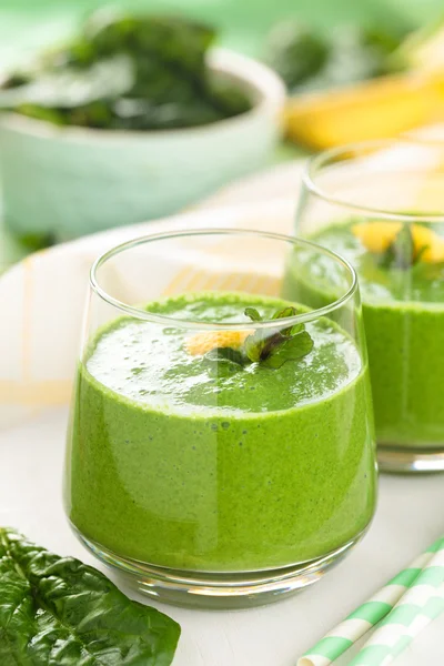 Milkshake verde con menta . —  Fotos de Stock