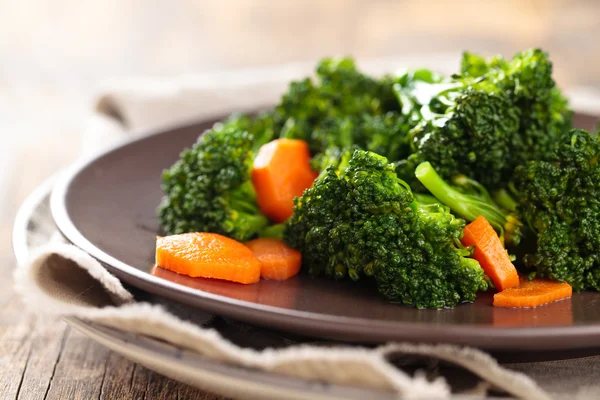 Ångad broccoli på tallrik. — Stockfoto