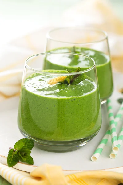 Milkshake verde con menta . —  Fotos de Stock