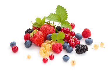 Yaprakları ile taze meyve.