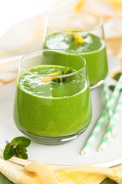 Batido de espinacas con menta . —  Fotos de Stock