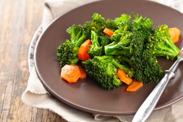 Ångad broccoli på tallrik. — Stockfoto