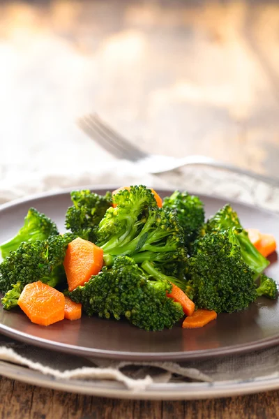 Ångad broccoli på tallrik. — Stockfoto