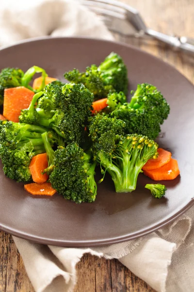 Steamed broccoli and carrot. — Stock Photo, Image