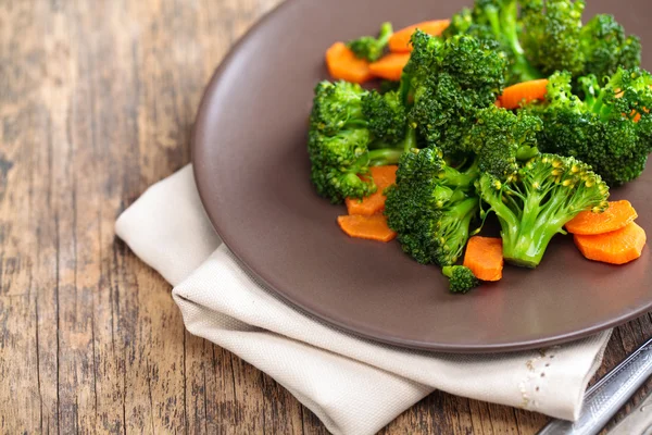 Ångad broccoli på tallrik. — Stockfoto