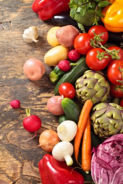 Tahta arka planda taze sebzeler.