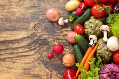 Tahta arka planda taze sebzeler.