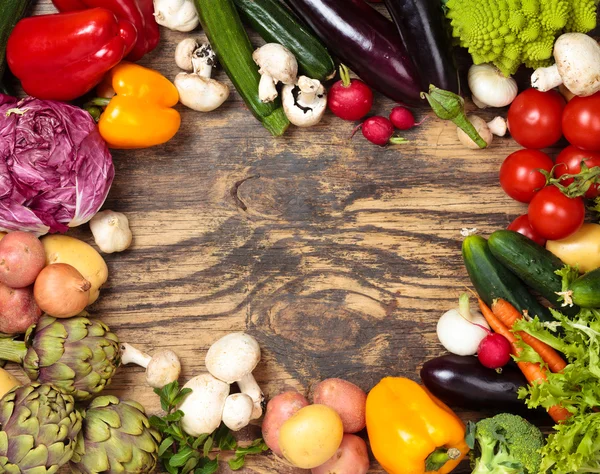 Verse groenten op houten ondergrond. — Stockfoto