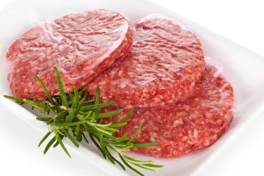 Tepsi üzerinde ham hamburger.