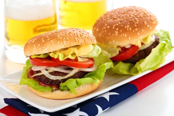 Hamburger e birra . — Foto Stock