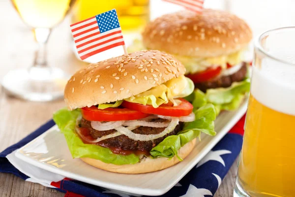 Hamburgers en bier. — Stockfoto