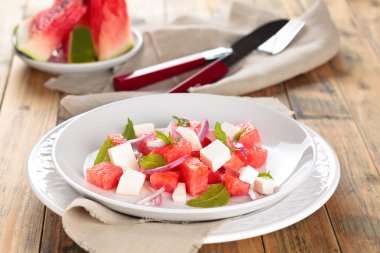 Karpuz salata tabak içinde.