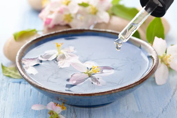 Acqua profumata e fiori . — Foto Stock