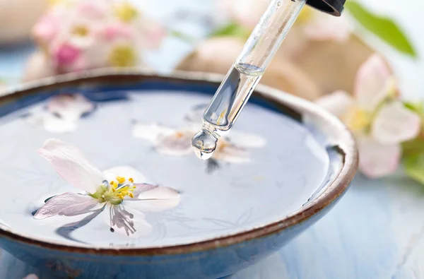 Acqua profumata e fiori . — Foto Stock