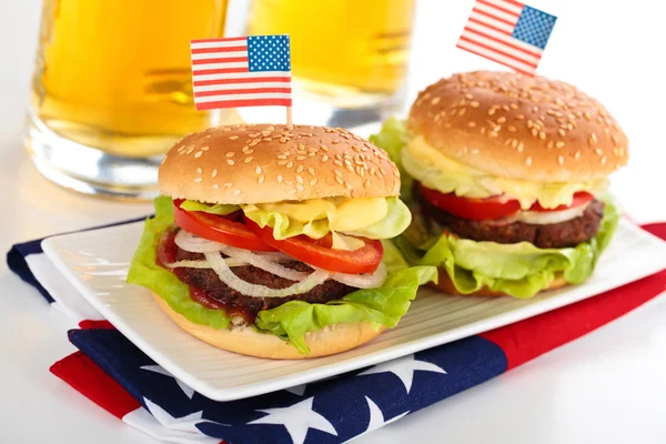Hamburger e birra . — Foto Stock