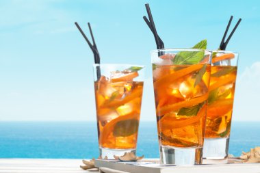 Nane ile turuncu limonata.